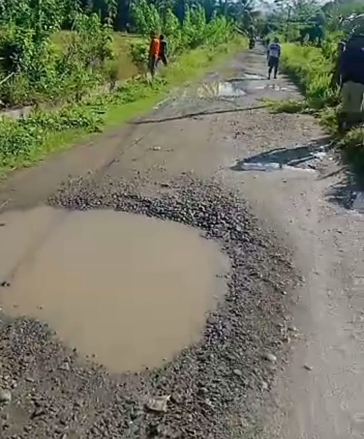 Warga Pekon Tanjung Raya Kecamatan Pesisir Selatan Keluhkan Jalan Rusak